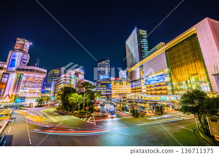 日本橫濱城市景觀，2月18日。橫濱站、JR橫濱塔、橫濱前塔等（夜景） 136711375