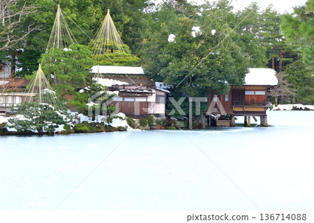 [Ishikawa Prefecture] Silver-white Kenrokuen Garden (Kasumigaike Pond and Uchihashi Pavilion) 136714088