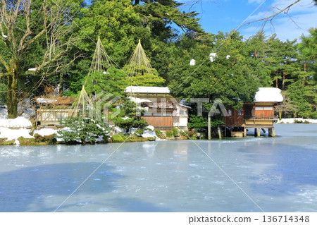 [Ishikawa Prefecture] Silver-white Kenrokuen Garden (Kasumigaike Pond and Uchihashi Pavilion) 136714348
