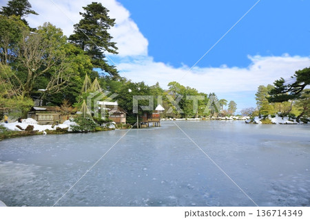 【石川縣】銀白兼六園(霞池池和內橋閣) 【石川縣】銀白兼六園(霞池池和內橋閣) 136714349