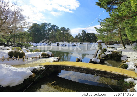 [石川縣]銀白色的兼六園（鬼神燈籠） 136714350