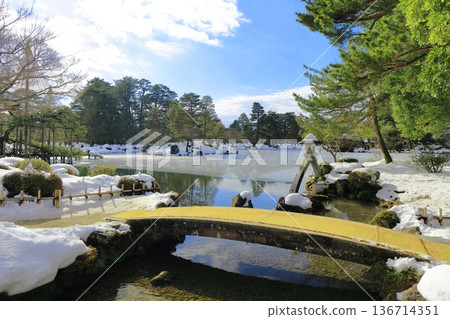 [石川縣]銀白色的兼六園（鬼神燈籠） 136714351
