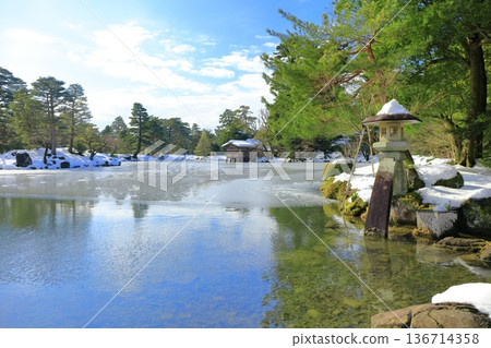[Ishikawa Prefecture] Silver-white Kenrokuen Garden (Kijin Lantern) 136714358