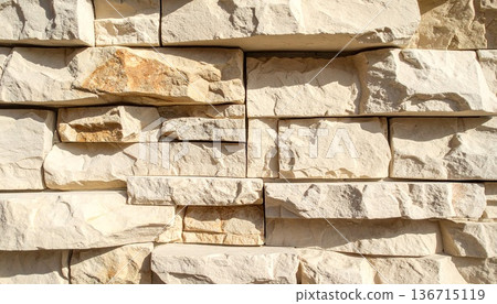 淺米色的天然石材堆疊起來，營造出類似咖啡館外牆的紋理。 136715119