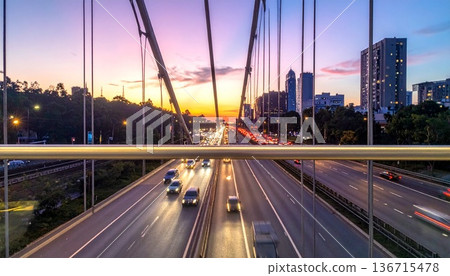 黃昏時分，從人行天橋拍攝的城市高速公路上車水馬龍的第一視角畫面 136715478
