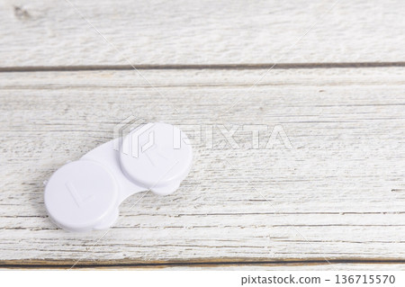 白色隱形眼鏡盒放置在木紋背景上 136715570