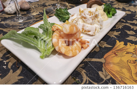 豐盛的蝦仁拼盤和色彩繽紛的蔬菜開胃菜，為您的夜晚增添光彩。 136716163