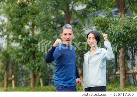 Men and women exercising 136717100