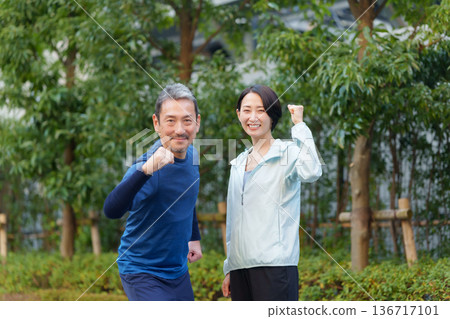 Men and women exercising 136717101