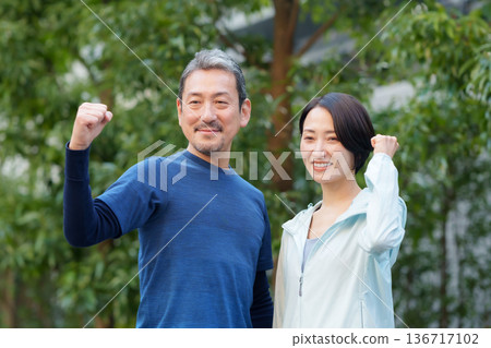 Men and women exercising 136717102