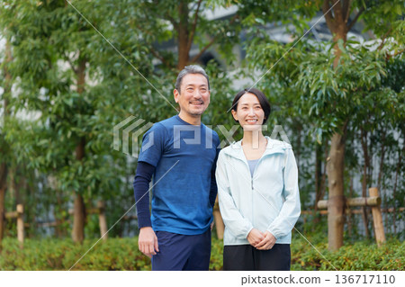 Men and women exercising 136717110