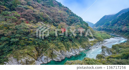 德島縣大保貴保秋日的山川河流和碧藍的湖水充滿了幽靜的氛圍。 德島縣大保貴保秋日的山川河流和碧藍的湖水充滿了幽靜的氛圍。 136717256