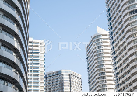 港未來摩天大樓的景色 港未來摩天大樓的景色 136717627