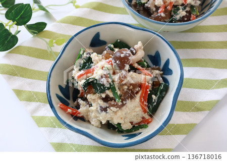 Shiraae served in a small bowl 136718016