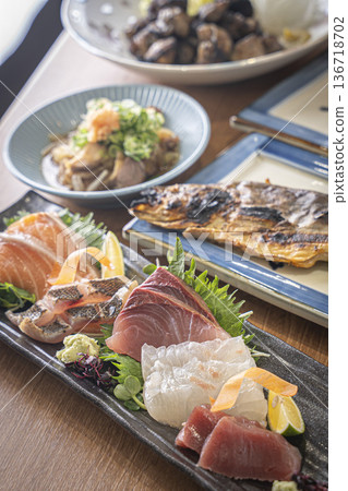 居酒屋的用餐氛圍 居酒屋的用餐氛圍 136718702