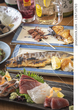 居酒屋的用餐氛圍 居酒屋的用餐氛圍 136718703