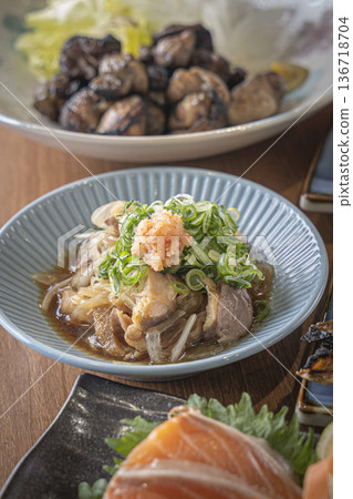 居酒屋的用餐氛圍 居酒屋的用餐氛圍 136718704