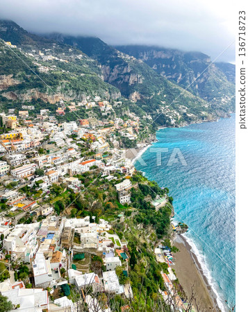 義大利阿馬爾菲和波西塔諾的壯麗景色 136718723
