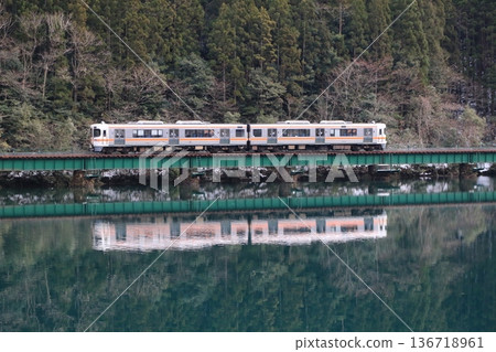 倒映在下原水壩湖中 倒映在下原水壩湖中 136718961