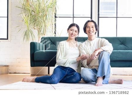 A young couple relaxing in the living room 136718982