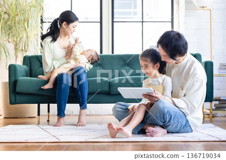 一個家庭在客廳放鬆 136719034
