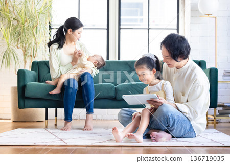 一個家庭在客廳放鬆 136719035