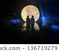 滿月之夜，一位女子站在皎潔的月光下，周圍是枯枝敗葉。 136719279