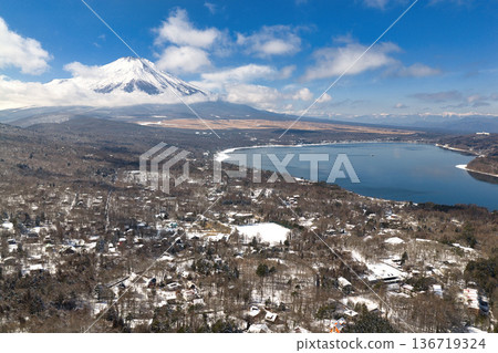 View of the majestic Mount Fuji and Lake Yamanaka from the Lake Yamanaka Myojinyama Panorama Deck, Yamanakako Village, Yamanashi Prefecture (aerial shot by drone) View of the majestic Mount Fuji and Lake Yamanaka from the Lake Yamanaka Myojinyama Panorama Deck, Yamanakako Village, Yamanashi Prefecture (aerial shot by drone) 136719324