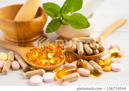 Fish oil vitamin with EPA and DHA,Alternative medicine herbal organic capsule with vitamin E omega 3. Fish oil vitamin with EPA and DHA,Alternative medicine herbal organic capsule with vitamin E omega 3. 136719594