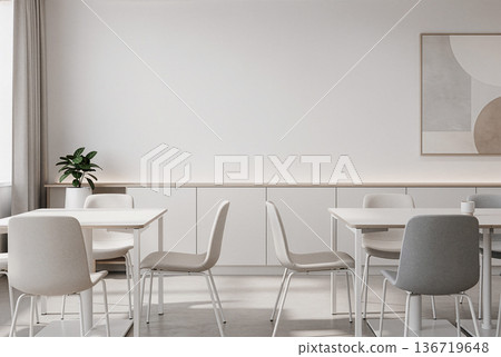 咖啡廳風格的休息區，配有白色桌子、藝術品和盆栽。 136719648