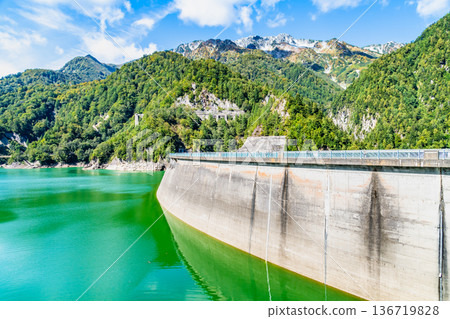 富山黑部水壩與立山山脈 富山黑部水壩與立山山脈 136719828