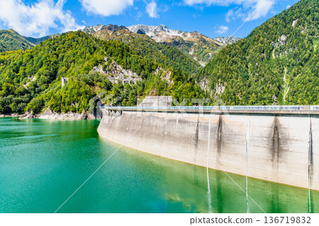 富山黑部水壩與立山山脈 富山黑部水壩與立山山脈 136719832