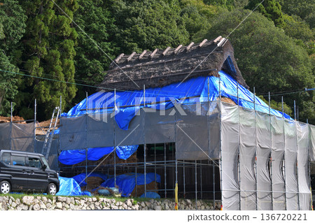 茅草屋頂更換工程－茅草工匠正在工作 136720221