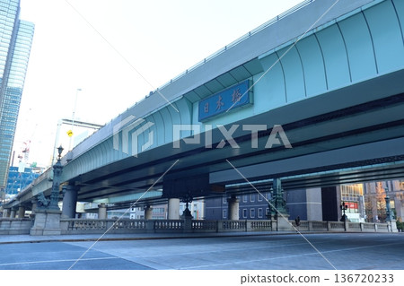 Nihonbashi and the Metropolitan Expressway Circular Route overpass (Nihonbashi Kirin and Lion Statues) 136720233