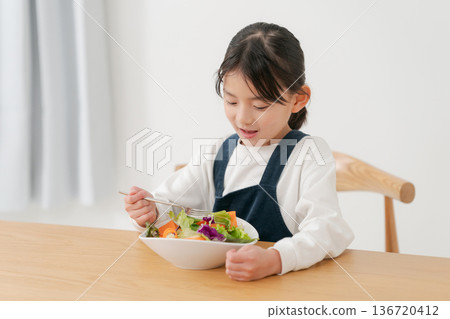 女孩在吃蔬菜沙拉 136720412