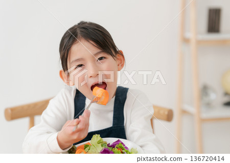 女孩在吃蔬菜沙拉 女孩在吃蔬菜沙拉 136720414