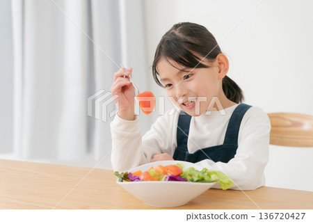 女孩在吃蔬菜沙拉 136720427