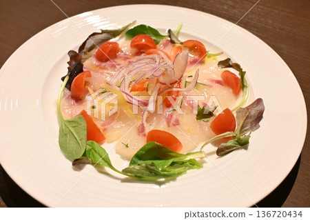  三文魚的生牛肉片 136720434