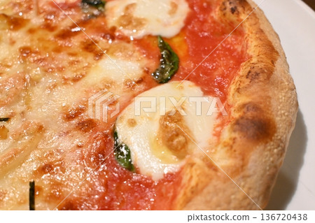 瑪格麗特披薩，配上融化的馬蘇里拉起司和番茄醬 136720438