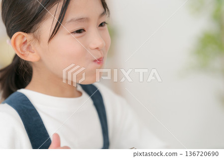 一個吃沙拉的女孩 136720690