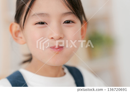 A girl who eats a salad 136720691