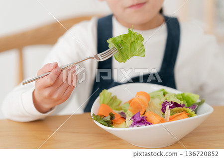 女孩在吃蔬菜沙拉 女孩在吃蔬菜沙拉 136720852