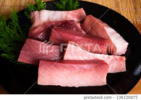 Assorted tuna steaks 136720875