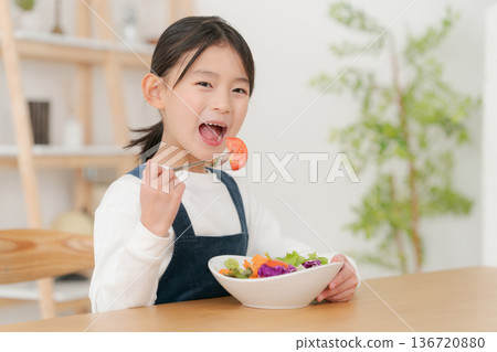 女孩在吃蔬菜沙拉 女孩在吃蔬菜沙拉 136720880
