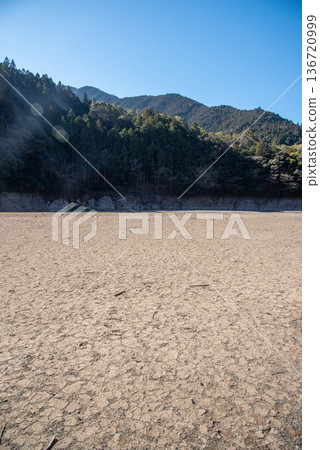 Drought conditions in the upper reaches of the Naka River Drought conditions in the upper reaches of the Naka River 136720999