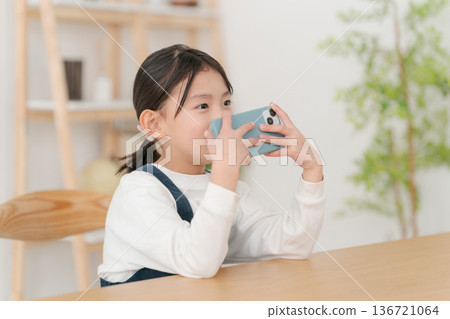 看智能手機的小學生 看智能手機的小學生 136721064