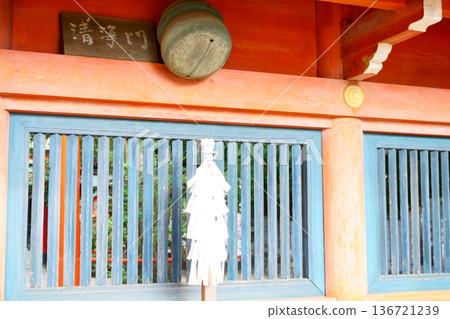 五木曾八幡神社番兵衛朱紅色牆鈴與紙彩帶 五木曾八幡神社番兵衛朱紅色牆鈴與紙彩帶 136721239