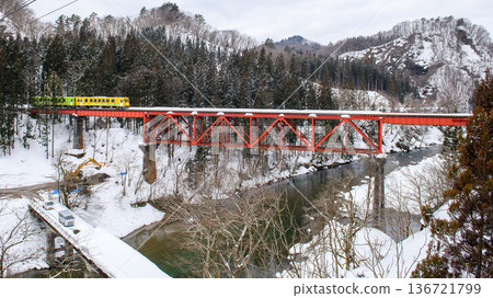 因大雪而封閉的內陸線部分路段已重新開放，途經一座鐵路橋。 2026年2月17日，秋田縣 136721799