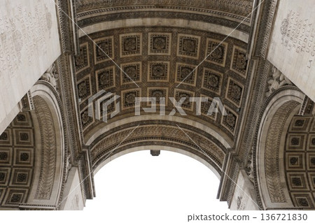 凱旋門以其壓倒性的存在感震撼人心。 136721830