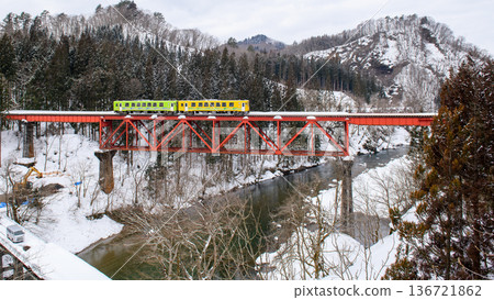 Akita Inland Line crossing the Omata River Bridge in the dead of winter, Akita Prefecture Akita Inland Line crossing the Omata River Bridge in the dead of winter, Akita Prefecture 136721862